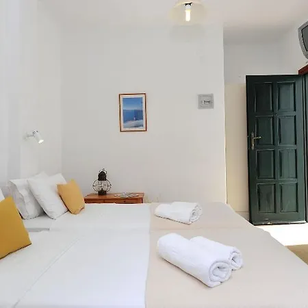 Rallis Naousa (Paros)
